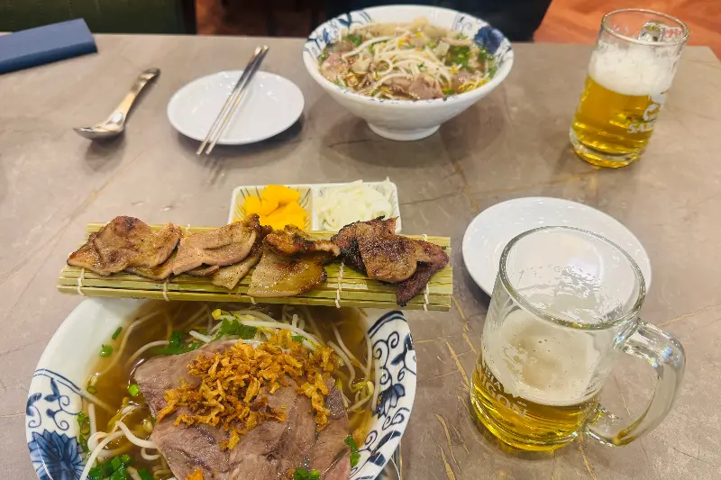 푸짐하게 차려진 한 상