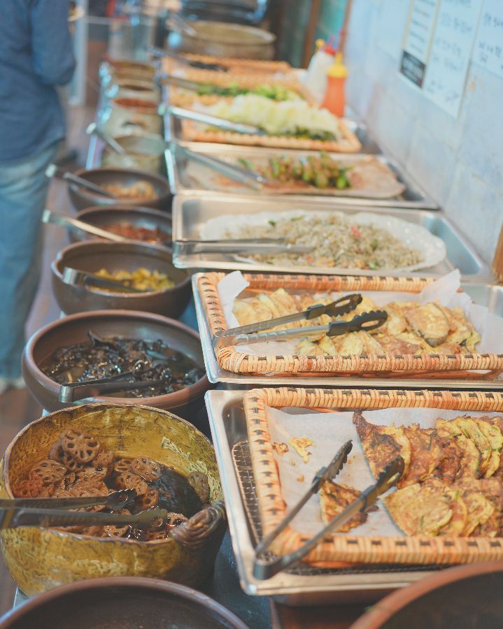 다양한 종류의 한식 뷔페 음식들