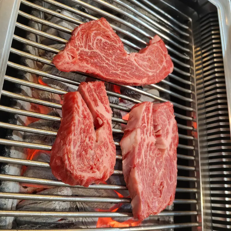 숯불 위에서 맛있게 익어가는 살치살