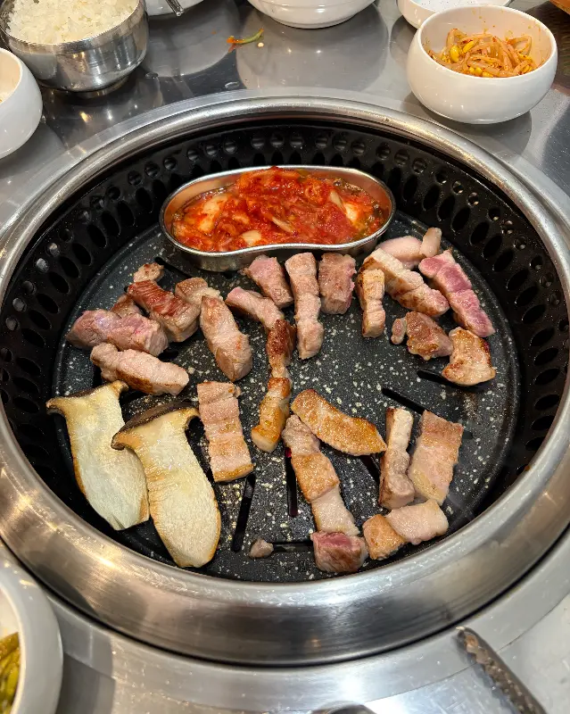 숯불에 구워지는 삼겹살