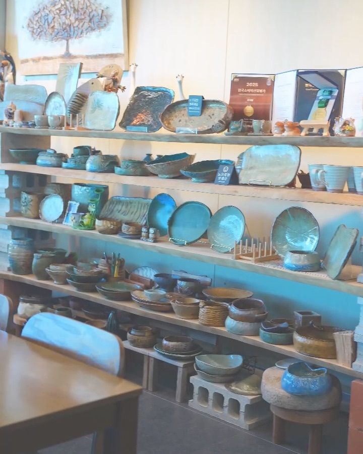 다양한 도자기들이 전시되어 있다.