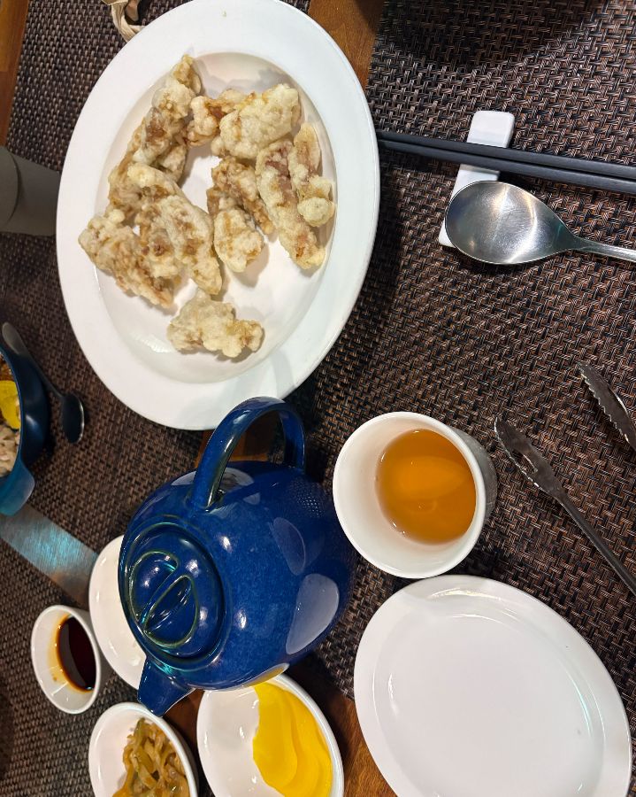 따뜻한 차와 곁들여 먹는 탕수육