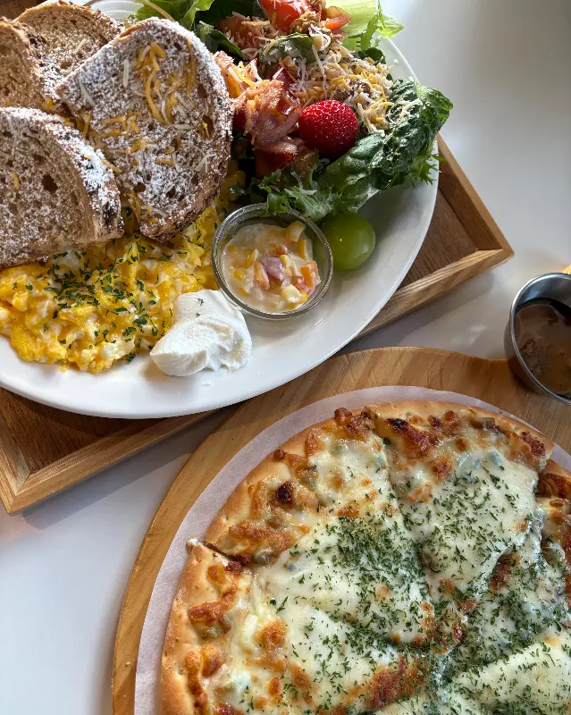 호밀빵과 샐러드가 담긴 브런치 플레이트