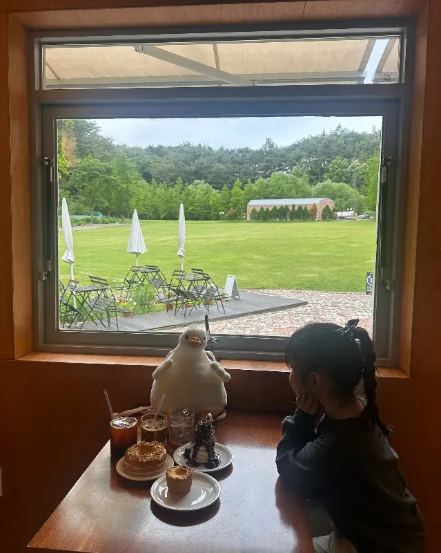 창밖 풍경을 감상하는 아이