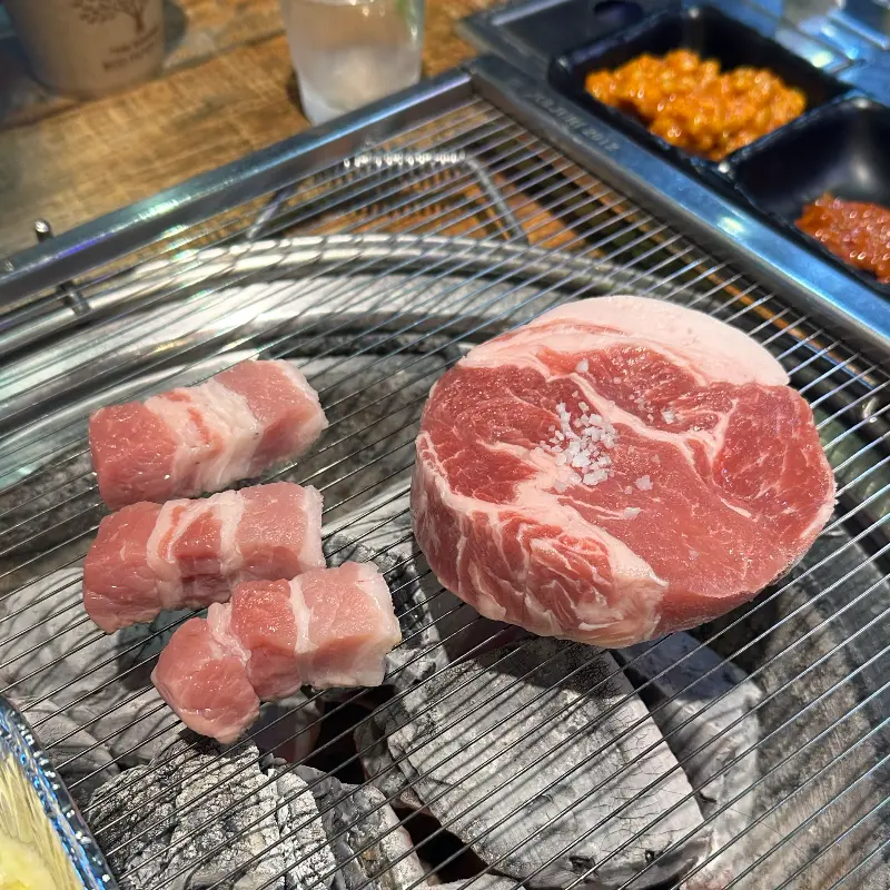 고기, 버섯, 꽈리꼬추가 담긴 나무 도마