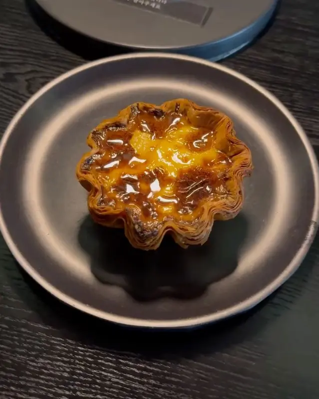 윤기가 흐르는 에그타르트