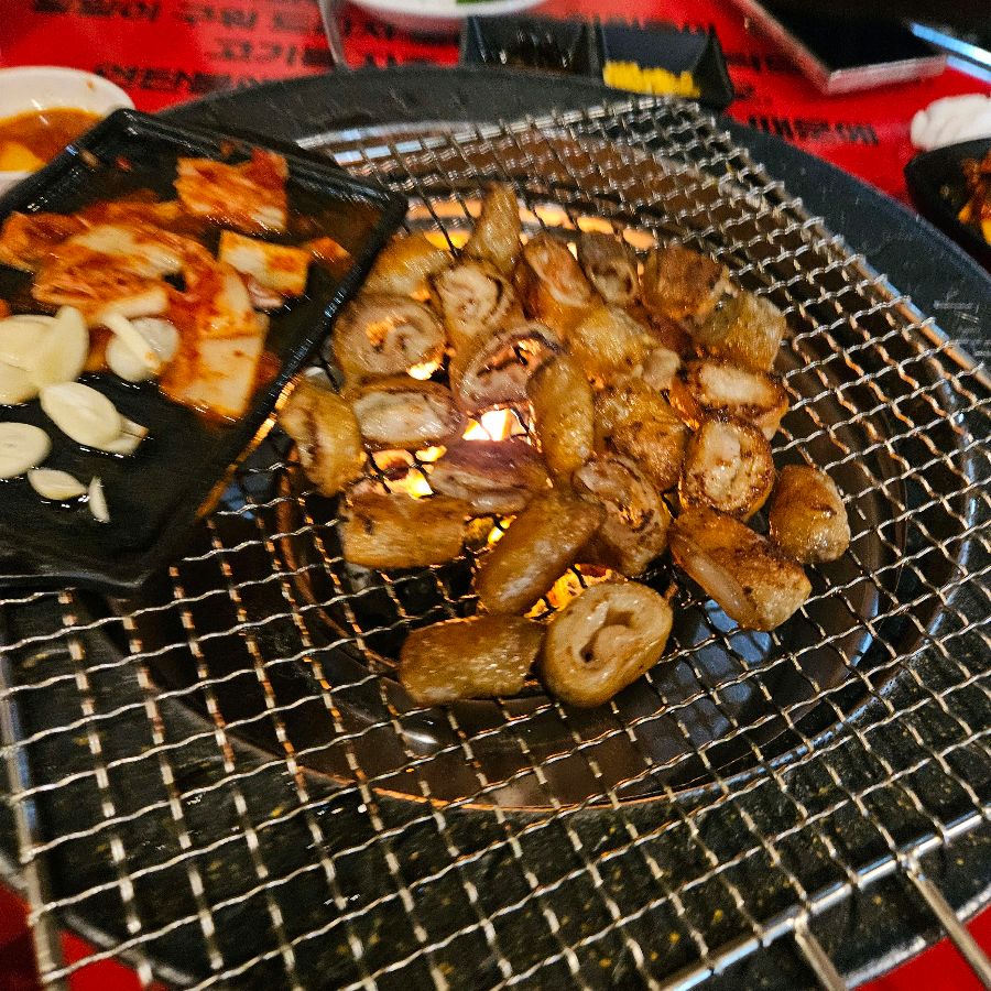 연탄불 위에서 보글보글 끓고 있는 막창