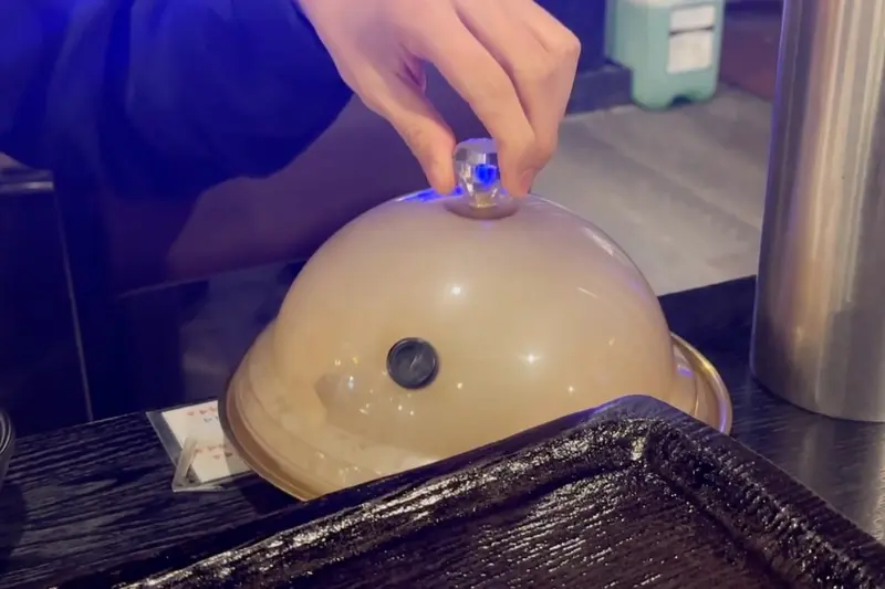 투명 돔 덮개를 열기 직전의 모습