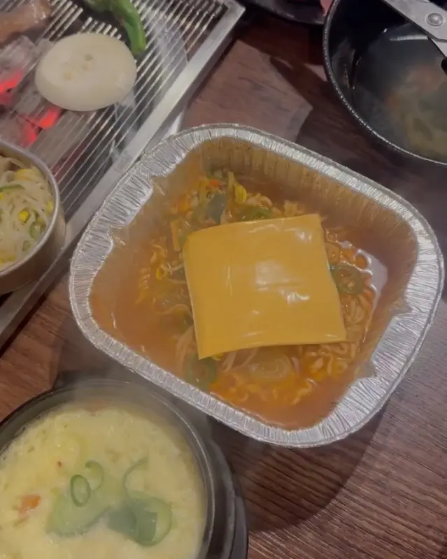 라면에 치즈 토핑