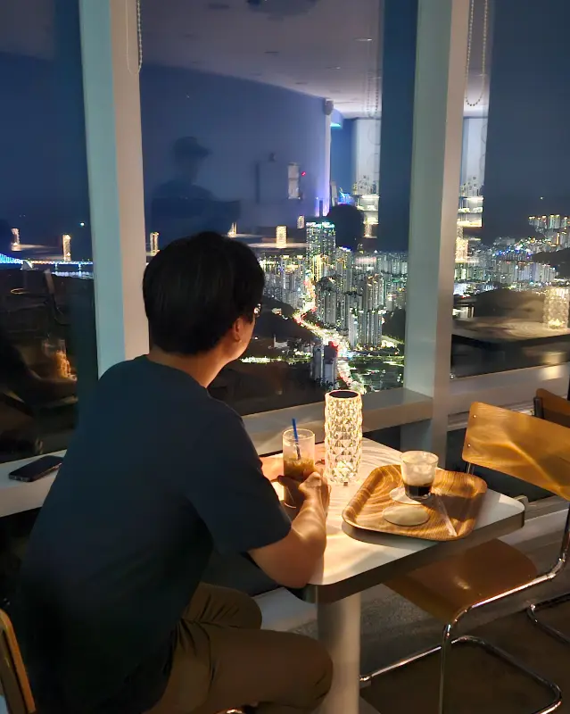 밤에 Blue Bang을 방문한 사람들