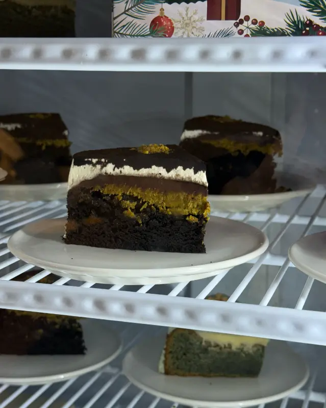 쇼케이스 안에 진열된 케이크들의 모습. 쑥 갸또 케이크가 눈에 띈다.