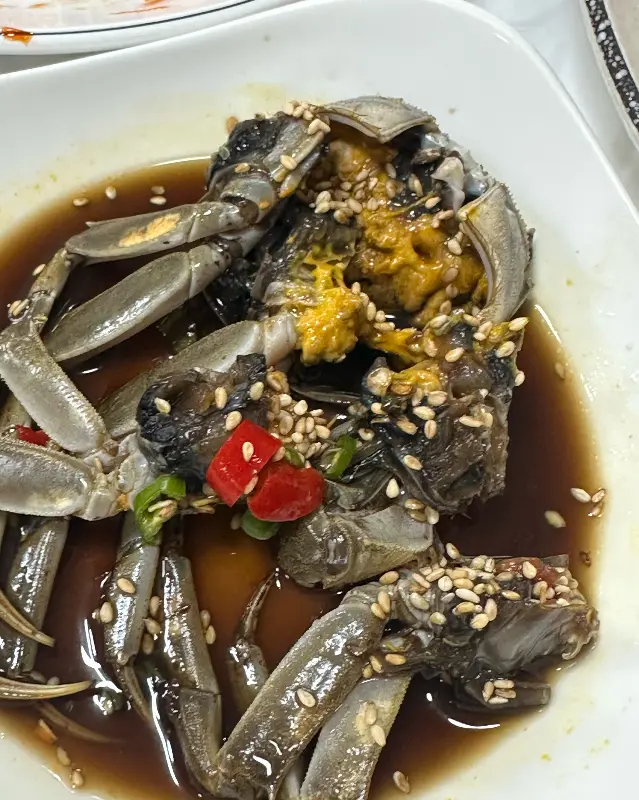 간장 양념에 절여진 참게장의 클로즈업