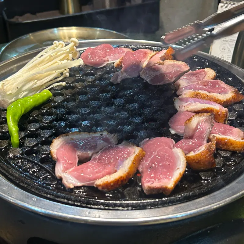 숯불 위에서 익어가는 오리고기