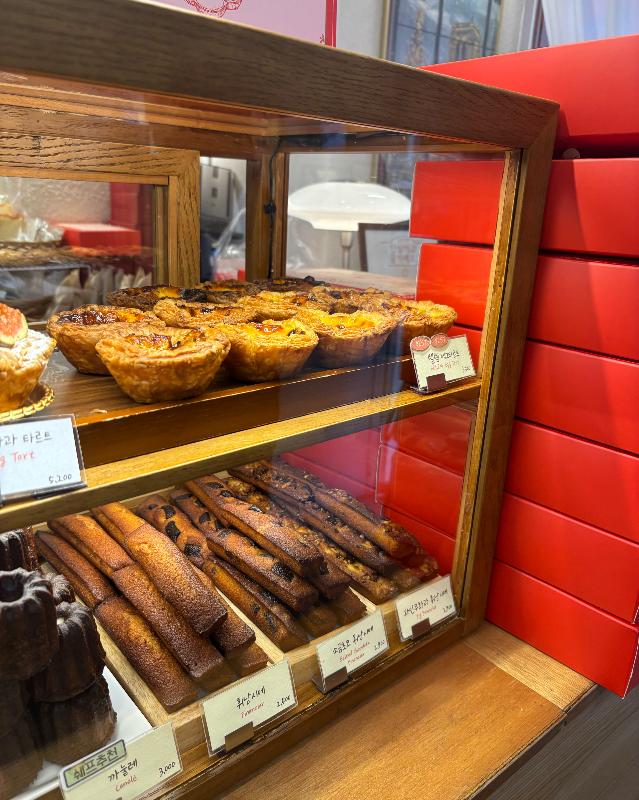 진열대 안의 에그타르트