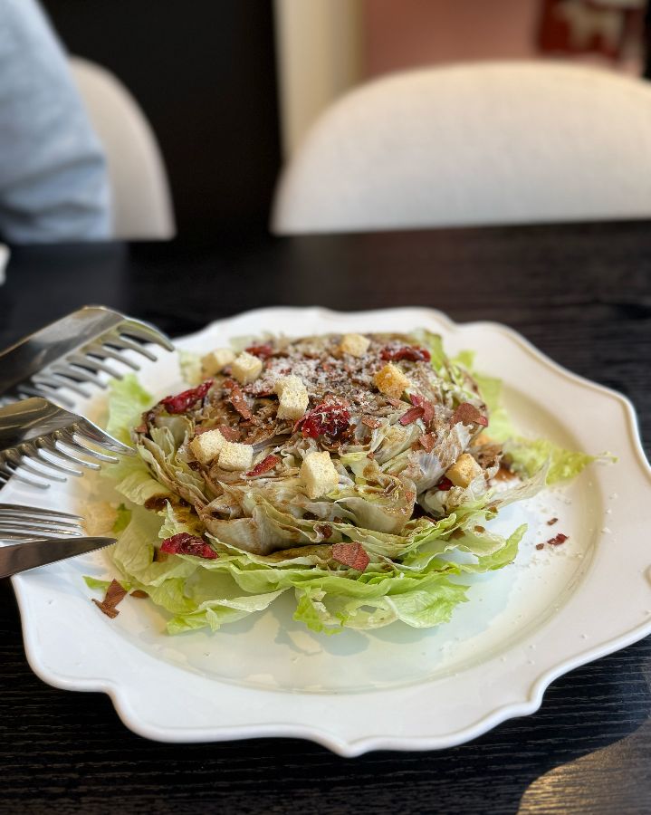 신선한 채소가 가득한 샐러드