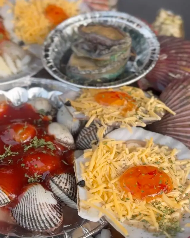 다양한 조개와 해산물의 향연