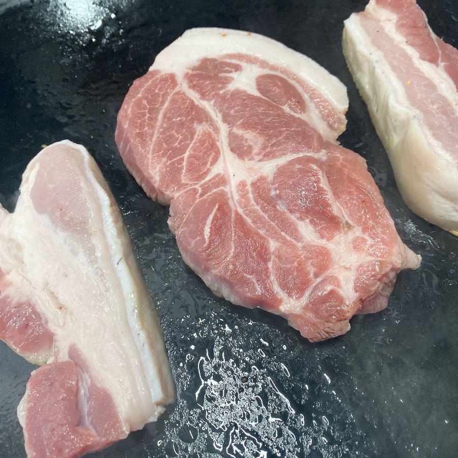 신선한 흑돼지 오겹살과 목살