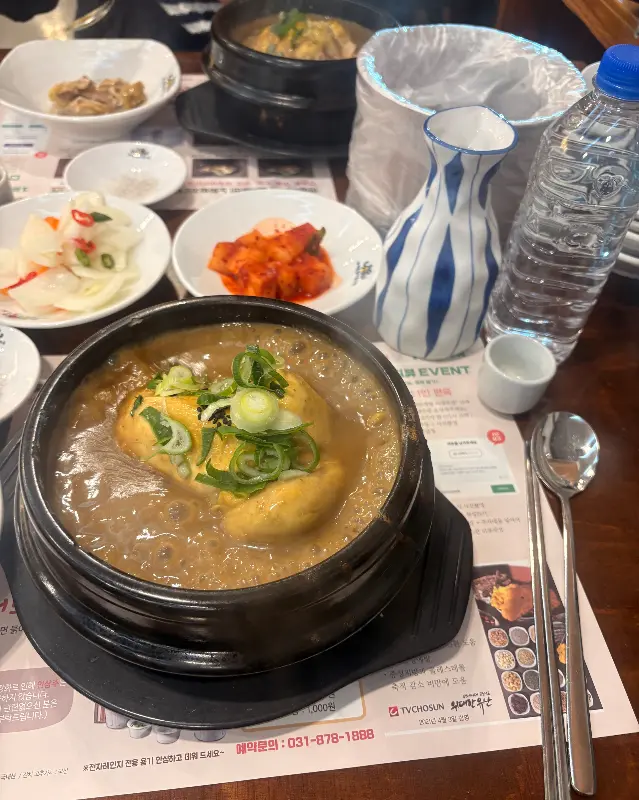테이블 가득 차려진 삼계탕과 밑반찬
