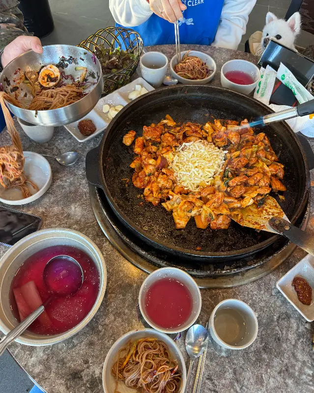 테이블 가득 차려진 닭갈비 한 상 차림