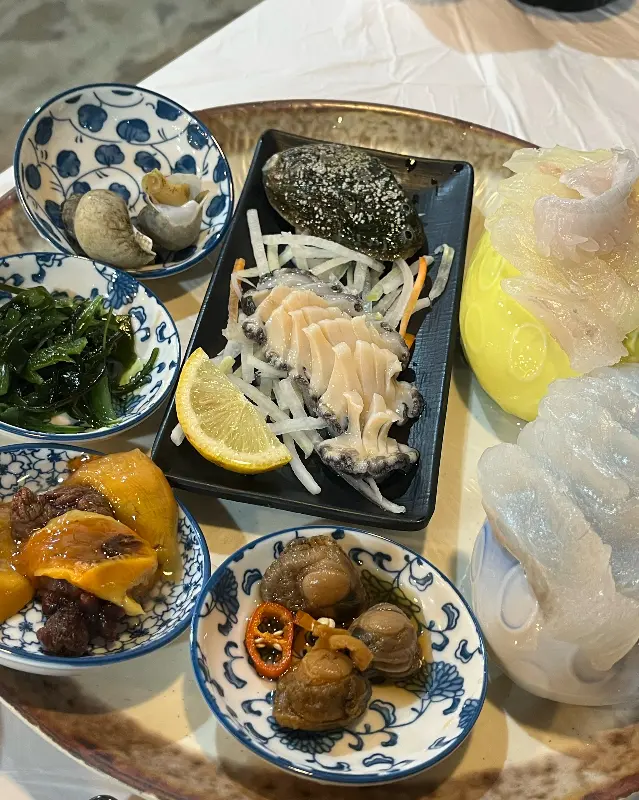 다양한 해산물이 가득한 스끼다시