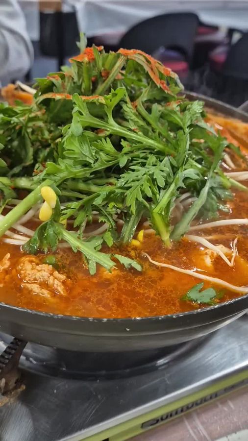 푸짐하게 올려진 야채가 인상적인 매운탕