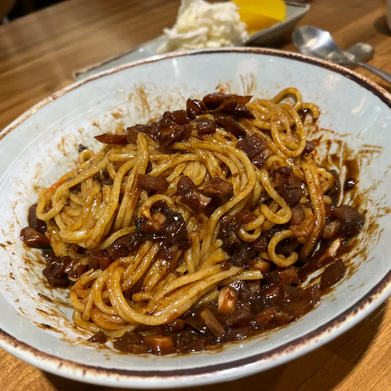 춘장의 깊은 맛이 느껴지는 짜장면