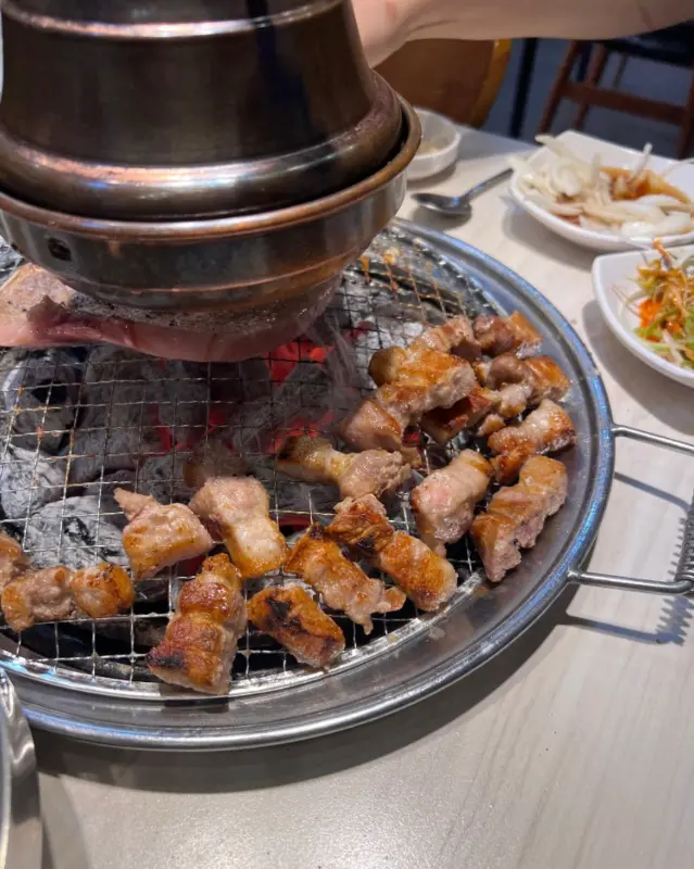 숯불 위에서 구워지는 갈비