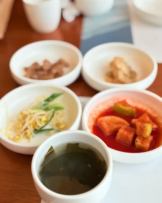 정갈하게 담겨 나온 맛깔스러운 밑반찬