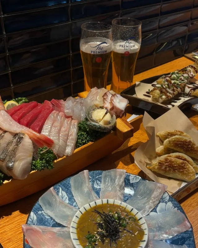 숙성회와 곁들임 음식, 그리고 시원한 맥주