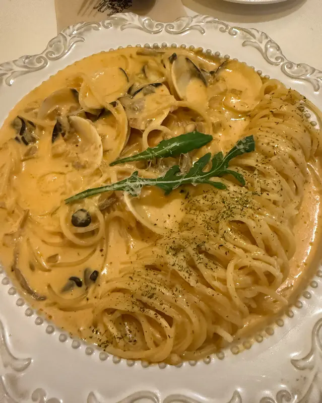 싱그러운 미나리가 듬뿍 올라간 파스타