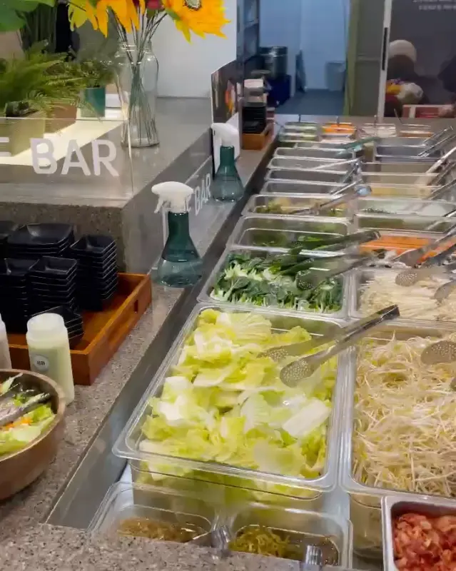 투인샤브 산동점의 샐러드바. 신선한 야채와 다양한 샤브샤브 재료들이 깔끔하게 진열되어 있다.