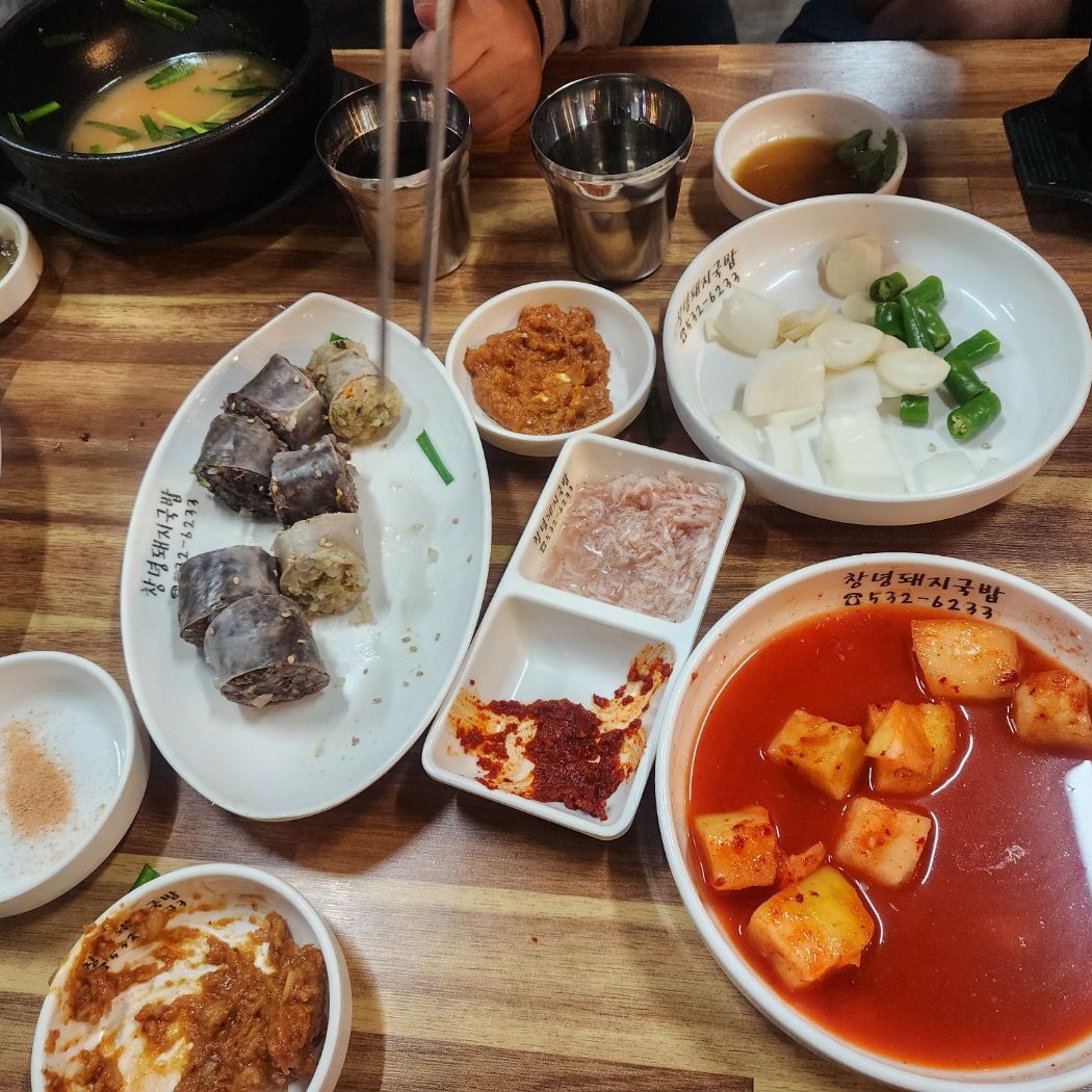 윤기가 흐르는 순대 한 접시