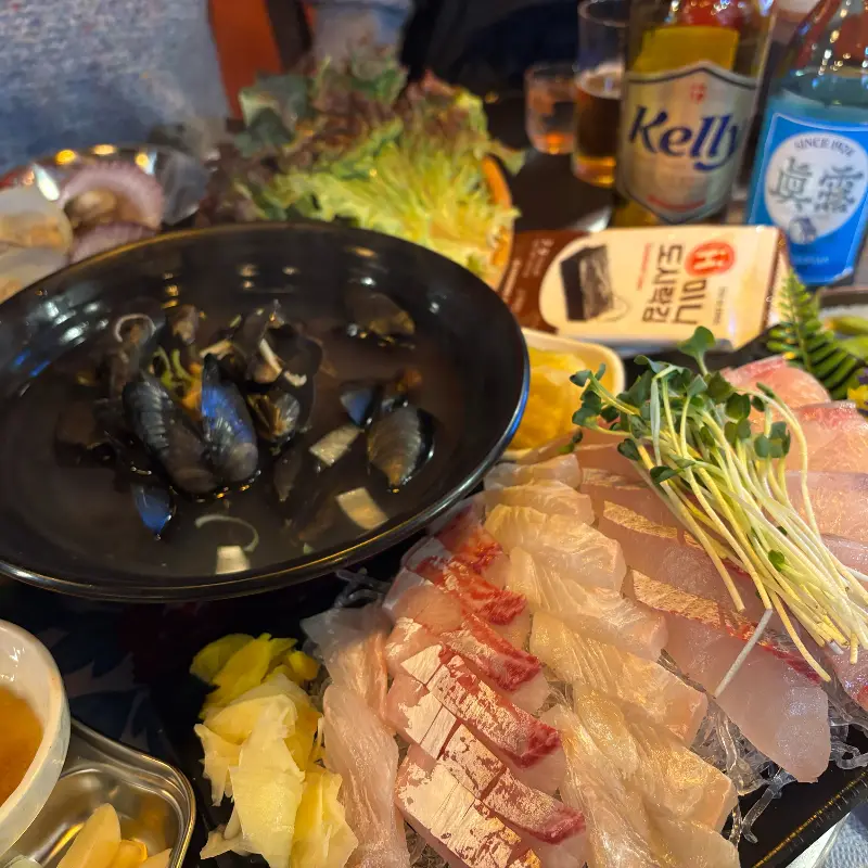 신선한 해산물과 술 한 잔