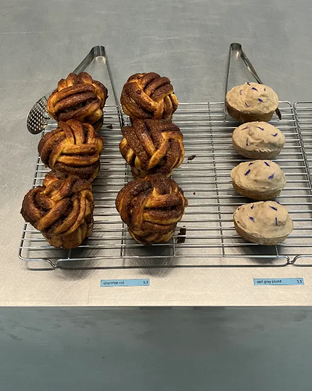 윤기가 흐르는 먹음직스러운 시나몬 롤