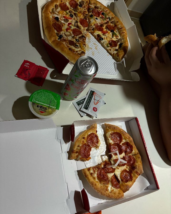 피자와 함께 놓여진 음료와 소스