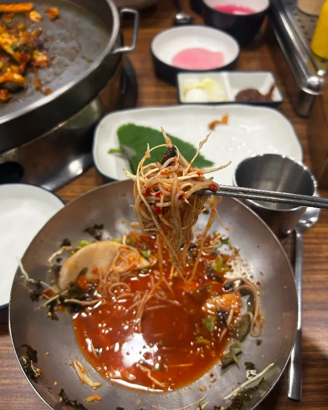 젓가락으로 막국수를 들어올리는 모습