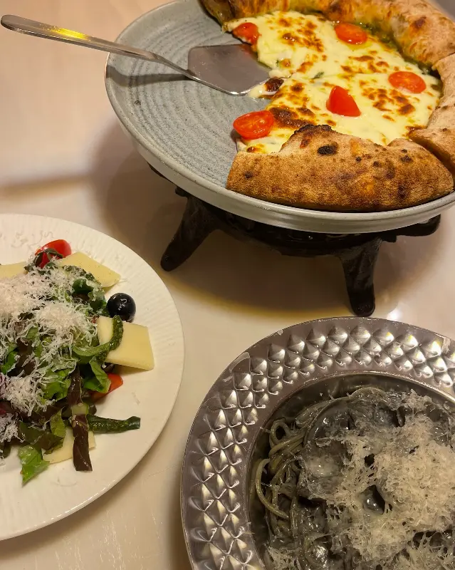 포르마지오 피자와 오징어 먹물 파스타