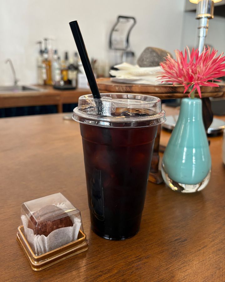 아이스 아메리카노와 디저트