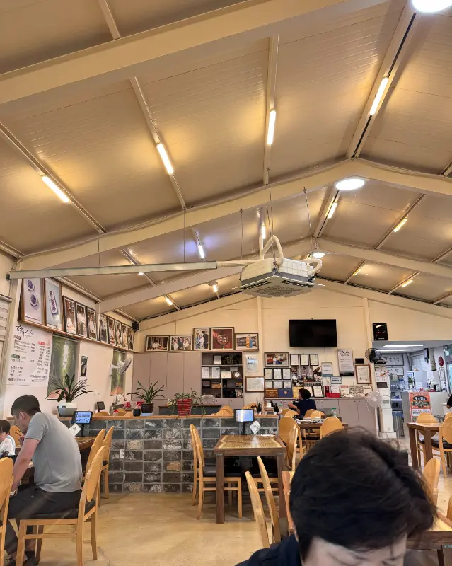 넓고 깔끔한 식당 내부