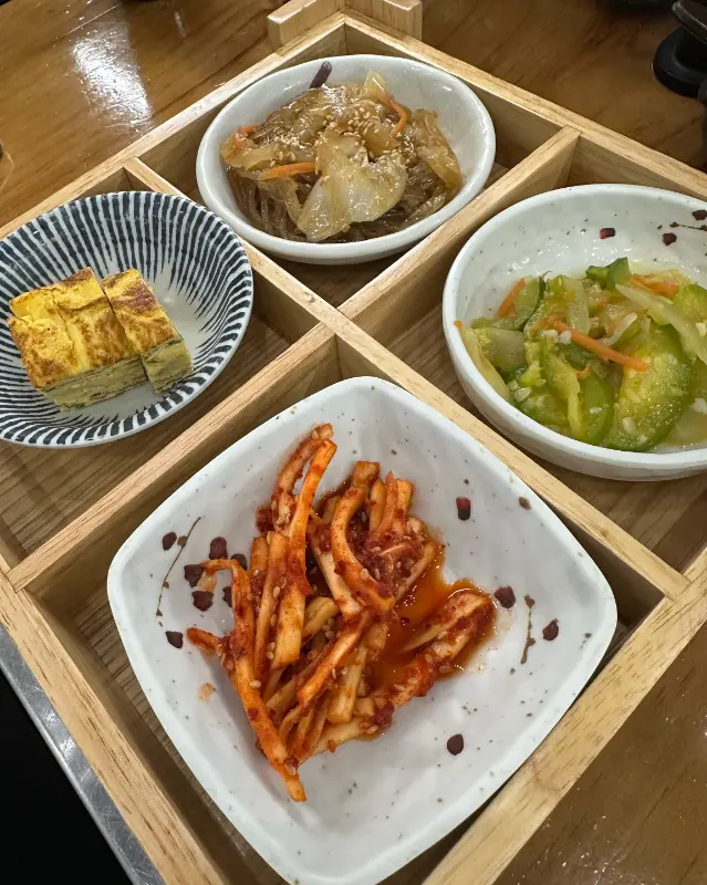반찬 하나하나 정갈함이 느껴진다