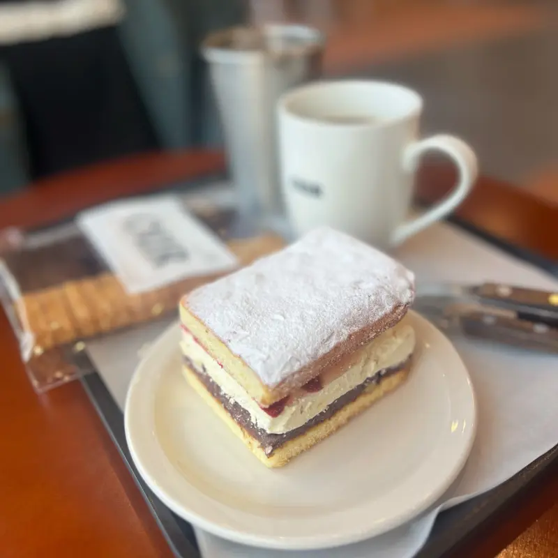 테이블 위에 놓인 디저트와 음료