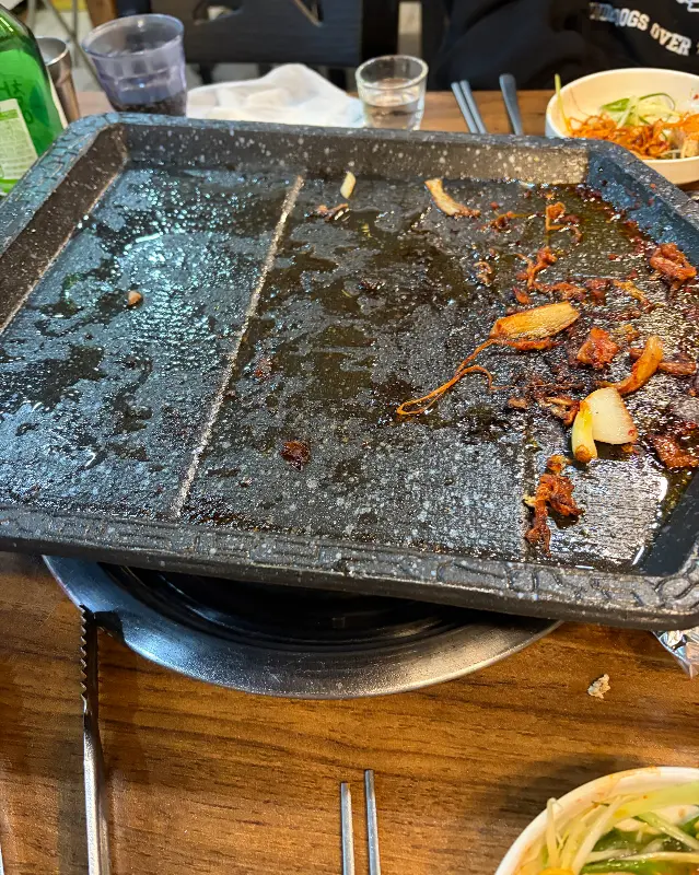 깨끗하게 비워진 불판
