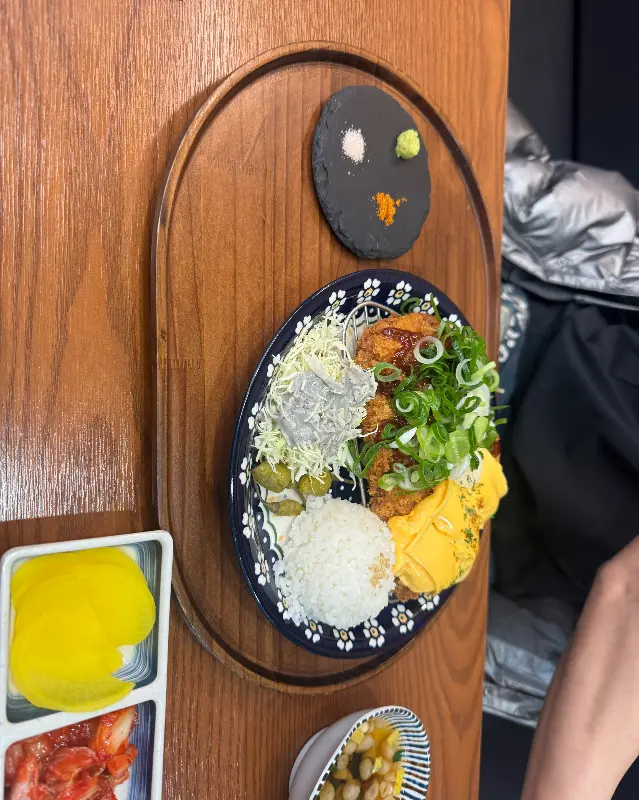 정갈한 돈까스 한 상