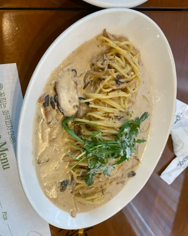 크림소스 파스타의 부드러운 면발