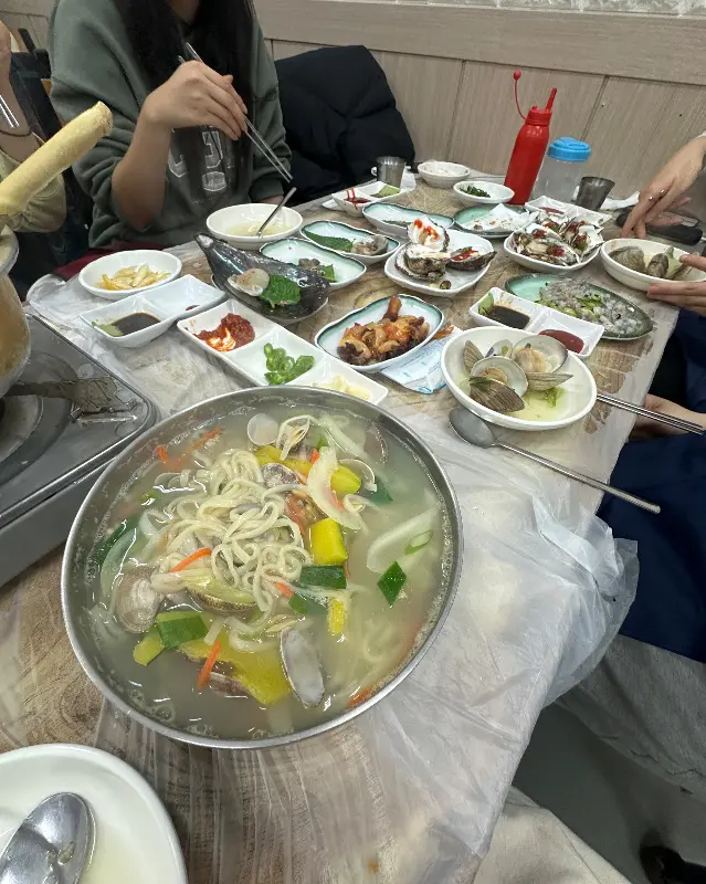 푸짐한 해산물이 들어간 물회