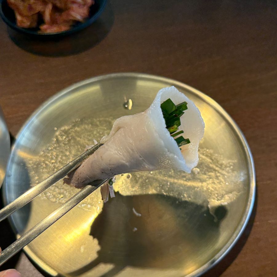 부추 간장 소스에 찍어 먹는 흑돼지 수육