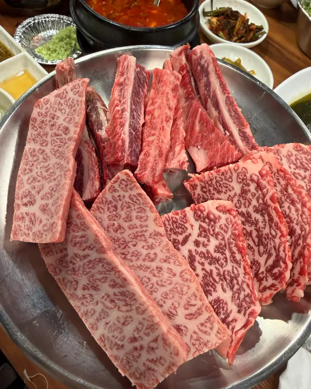 육즙 가득한 갈비살과 된장찌개의 환상적인 조화