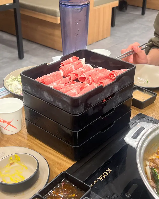 테이블에 쌓인 소고기 접시들