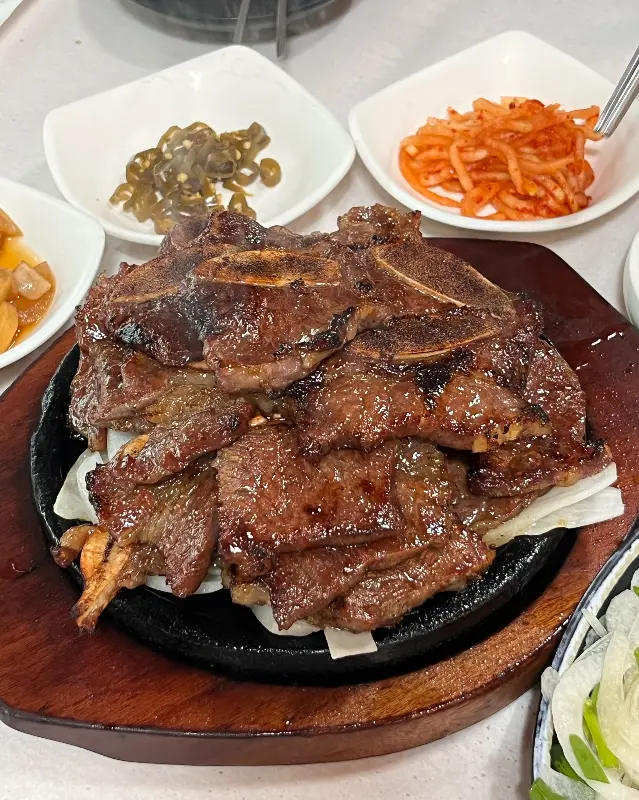 뜨거운 돌판 위에서 지글거리는 석갈비