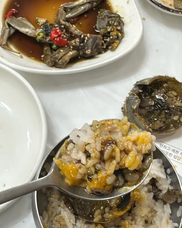 게살을 발라 밥 위에 올려 먹는 모습